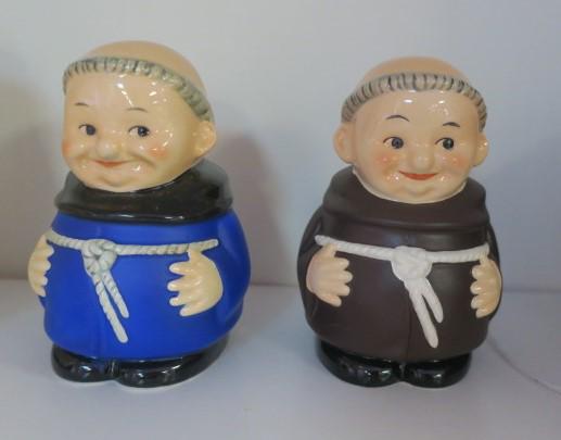 GOEBEL, Two FRIAR TUCK Sugar Shakers, Blue & Brown:: GOEBEL, Two FRIAR TUCK Sugar Shakers, Blue & Brown: Brown is 13/300. (40-80)