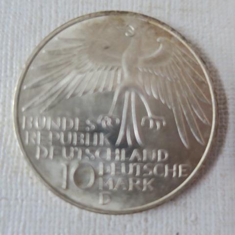 1972 .625 Silver German Summer Olympics 10 Mark Coin:: 1972 .625 Silver German Summer Olympics 10 Mark Coin: Obverse Features Flying German Eagle and Reverse with Ariel View of Munich Olympic Stadium. .3095 Ounces of Pure Silver. Very Good Condition, Mino