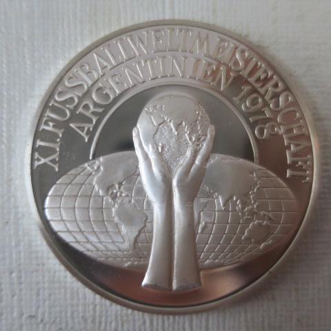 Rare Silver Proof 1978 FIFA WORLD CUP Coin, 1 OZ.:: Rare Silver Proof 1978 FIFA WORLD CUP Coin, 1 OZ.: Obverse Features World Cup Trophy with XI FUSSBALLWEILTMEISTERSCHAFT ARGENTINIEN 1978 and Reverse 1978 FIFA WORLD CUP and Spiral of Stadium Names wit