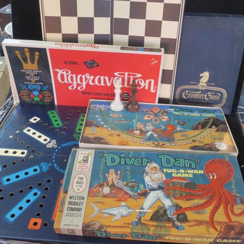 Rainy Sunday Game Set; CHESS, AGGRAVATION, DIVER DAN:: Rainy Sunday Game Set; CHESS, AGGRAVATION, DIVER DAN: MILTON BRADLEY Tug of War Game "Diver Dan". Deluxe Party Edition of Aggravation. Try to Irrigate the Other Players! CAVALIER CHESS, Tournament Edi