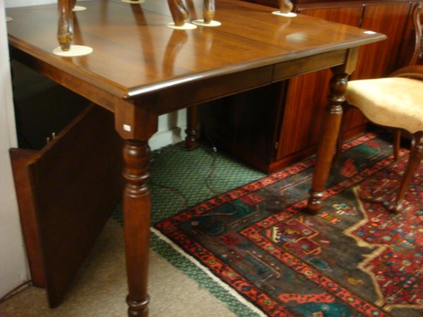 NICHOLS & STONE Solid Mahogany American Dining Tab: NICHOLS & STONE Solid Mahogany American Dining Table: Beveled Top with 3 1/2" Apron. Block, Vase and Ring Turned Round Legs. Includes 1 18" Leaf. 29"T X 42"W X 36"D.