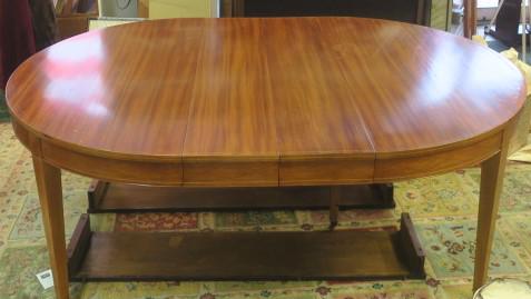 Mahogany Hepplewhite Style Dining Table w/Line Inlay: (1 of 6)