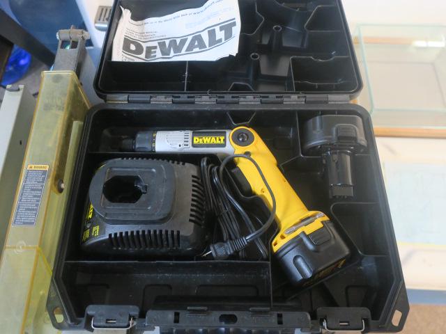 DeWALT 7.2 volt Heavy Duty Cordless Screwdriver: (1 of 3)