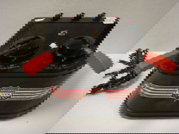 AMERICAN FLYER Twin Power Controller Transformer: AMERICAN FLYER Twin Power Controller Transformer: Bakelite Case. 18B with Circuit Breakers. Made by AC Gilbert Co. 6"T X 9" X 8". (120-180)