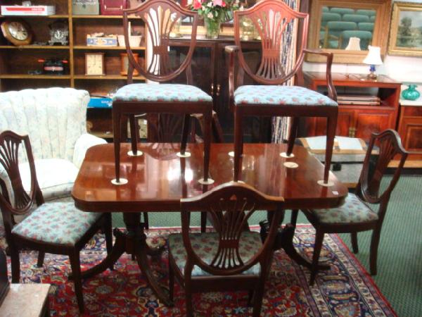 DUNCAN PHYFE Dining Room Table and 6 Chairs: DUNCAN PHYFE Dining Room Table and 6 Chairs: 6 Open Shield Back Upholstered Seat Chairs (1 Arm and 5 Side), 2 Leaves for the Extension Table. Very Good Condition. (250-600)