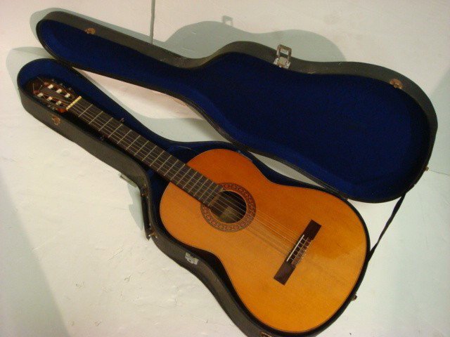 Six String YAMAHA G-170A Guitar in Hard Case:: Six String YAMAHA G-170A Guitar in Hard Case: Vintage Classical Guitar Made by Nippon Gakki Co, LTD. Serial Number 1105361. (100-180)