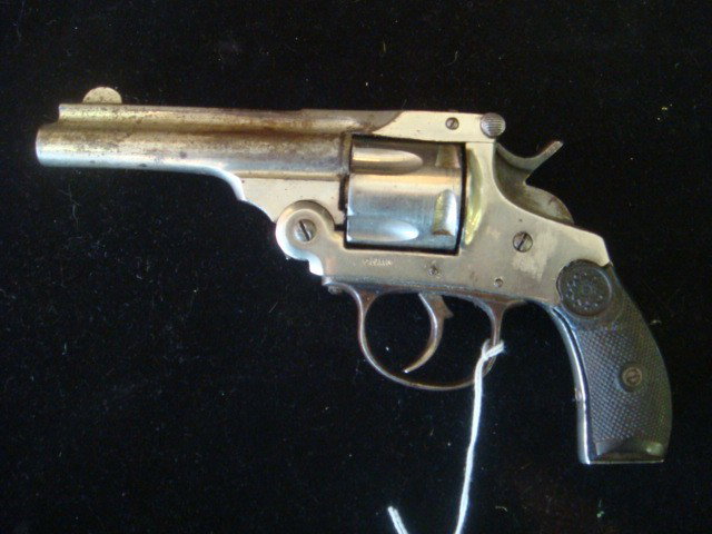 SMITH & WESSON, SPAIN 32 CAL 5 Shoot Revolver:: SMITH & WESSON, SPAIN 32 CAL 5 Shoot Revolver: Fair Condition Double Action Pocket Pistol. Compo Grips. Operational. Antique Firearms Rules Apply. SN 8736, 3 3/4" Barrel, Nickel Finish. (100-150)