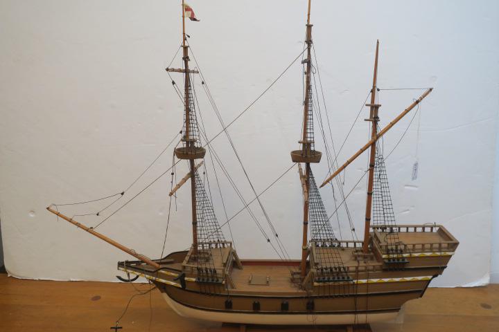 MAYFLOWER, Hand built Wooden Sailing Ship Model:: MAYFLOWER, Hand built Wooden Sailing Ship Model: Ship that Brought the Pilgrims to Plymouth Rock to Colonize Massachusetts. Accurate Model of English Galleon of the Early 17th Century. Excellent Condi