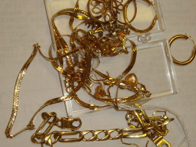38.5 Grams 10K and 14K Gold, Wear or Scrap: 38.5 Grams 10K and 14K Gold, Wear or Scrap: 34.2 Grams of 14K Includes Chains, Bracelets, Earrings etc. 4.3 Grams of 10K Includes 2 Ring Mounts and Small Pin. (750-1200)