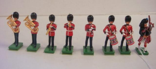 BRITAINS, 8 Queen's Guard Band, 54mm Toy Soldiers:: BRITAINS, 8 Queen's Guard Band, 54mm Toy Soldiers: Handpainted 54mm Toy Soldiers include Queen's Guard, Piper, Saxophone, Bugler, Clarinet, 2 Hornplayers, 2 Drummers. Very Good Condition. CA 1990. (10