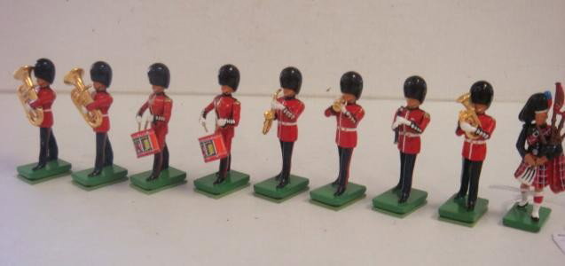 BRITAINS, 9 Queen's Guard Band, 54mm Toy Soldiers:: BRITAINS, 9 Queen's Guard Band, 54mm Toy Soldiers: Handpainted 54mm Toy Soldiers include Queen's Guard, Piper, Saxophone, Bugler, Clarinet, French Hornplayer, 2 Hornplayers and 2 Drummers. Very Good C
