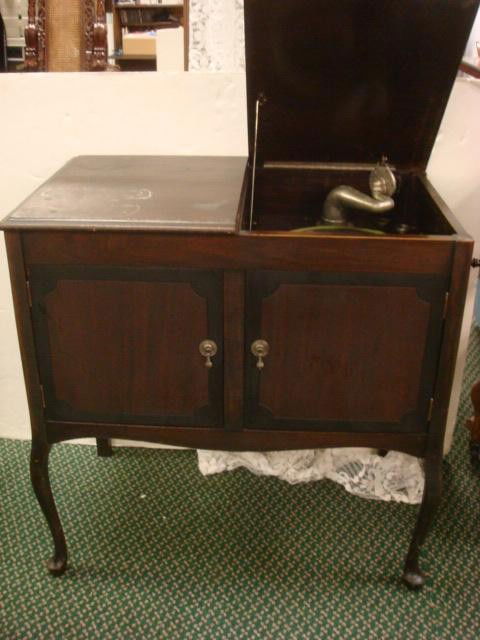 MELODY QUEEN Floor Model Wind Up Record Player: MELODY QUEEN Floor Model Wind Up Record Player: Dark Walnut Case, 1930's Model Hand Crank Player. In Working Condition with Record Albums. (100-200)