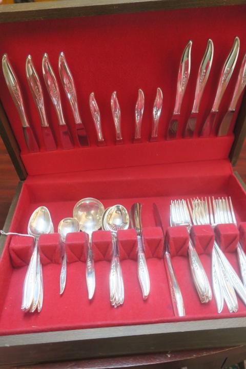 ONEIDA "Twilight" Sterling Silver Flatware, 52 Pc:: ONEIDA "Twilight" Sterling Silver Flatware, 52 Pc: Service for 8 Includes 9 Dinner and 8 Salad Forks, 9 Table Knives, 12 Teaspoons, 6 Soup Spoons, 6 Butter Spreaders, Gravy Ladle, Sugar Spoon. Include