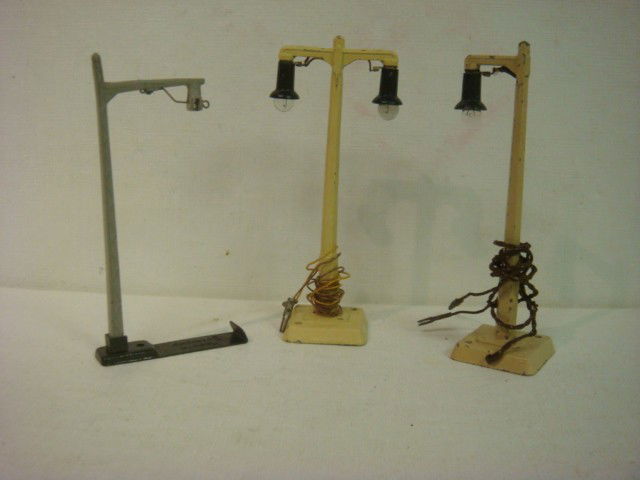 MARKLIN TRAINS, Overhead Power and Light Poles: MARKLIN TRAINS, Overhead Power and Light Poles: 4 Double Street Lights and 2 Single Street lights with Power Lines. 20 Overhead Wire Poles for Trolley Style Set ups, many Extra Parts for Overhead Line