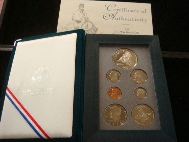 1995 CIVIL WAR BATTLEFIELD COMMEMORATIVE COIN SET: 1995 CIVIL WAR BATTLEFIELD COMMEMORATIVE COIN SET: 90% Silver Dollar and 50 Cent Clad Coin Designed by DAN TROIANI, Civil War Artist. With 1995 Mint Proof Set in Display Book and Box with Certificate