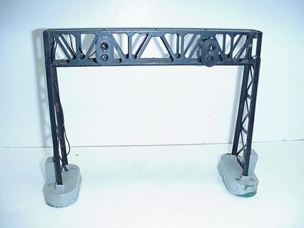 Lionel Train Accessories, 450 Two Track Signal: Lionel Train Accessories, 450 Two Track Signal Bridge: Produced from 1952 through 58. With lights No Box.
