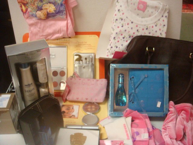 Faux Grain Brown Tote with Makeup: Faux Grain Brown Tote with Makeup: Pink Night Shirt, Nexus Hair Care, Insulated Gloves, Thermal Underwear, Guerlain Cream, Davidoff Cologne, Kirkland Makeup, Makeup Bags, Note Cards. (60-100)