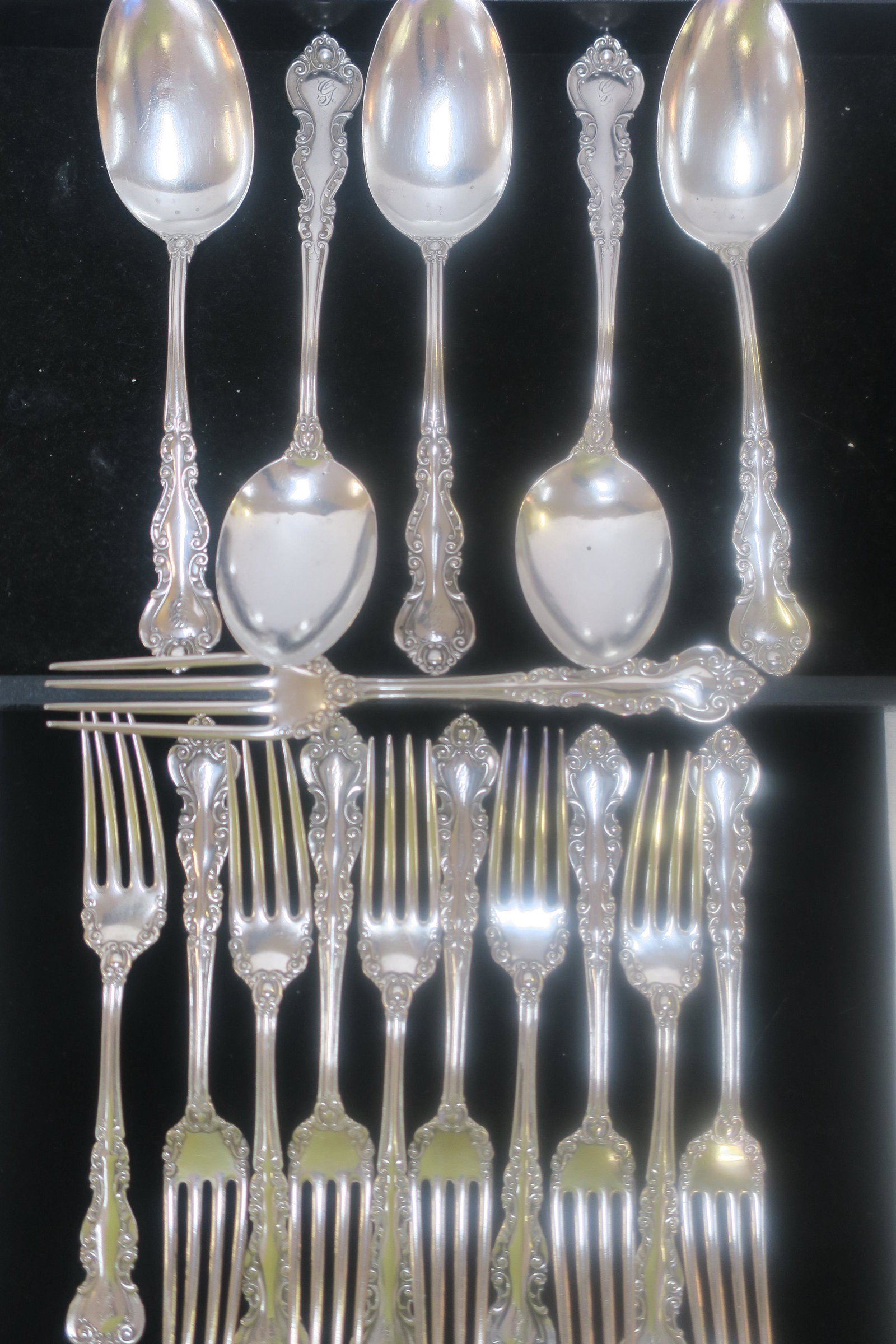 Sixteen INTERNATIONAL "Warwick" Forks and Tablespoons:: Sixteen INTERNATIONAL "Warwick" Forks and Tablespoons: CA 1898. Monogrammed. Eleven 7" Dinner Forks and Five 7 3/4" Tablespoons. 24.7 Oz or 20.8232 ozt. (400-800)