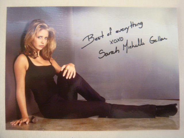 Sarah Michelle Gellar Autographed 5 x 7 Color Phot: Sarah Michelle Gellar Autographed 5 x 7 Color Photo: "Best of Everything XOXO Sarah Michelle Gellar" (60-100)
