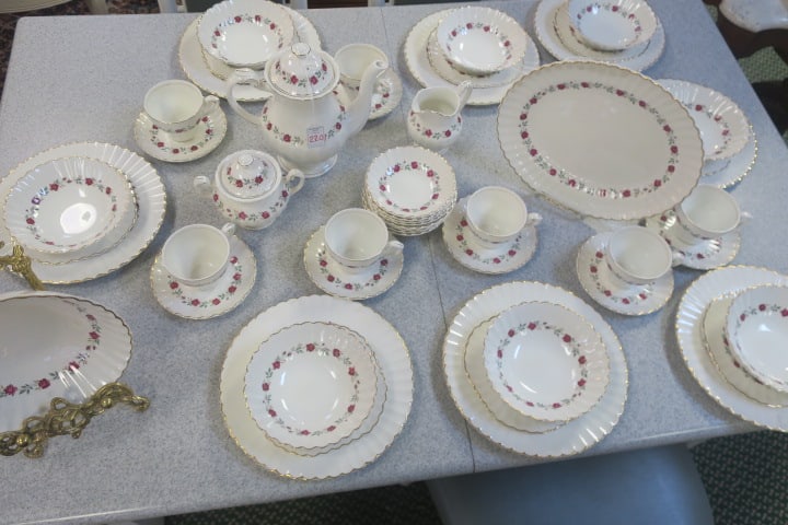 Set of J&G MEAKIN Service for 8 "Classic White": (1 of 7)