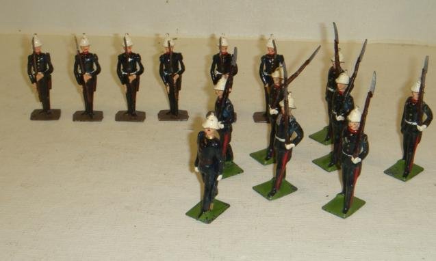 14 BRITAINS Zulu War Soldiers Marching and Standing: 14 BRITAINS Zulu War Soldiers Marching and Standing: Soldiers in Blue Dress Uniforms with White Sun Helmets. 7 at Present Arms, 6 Marching with rifles and One Marching Officers. Very Good Condition. N