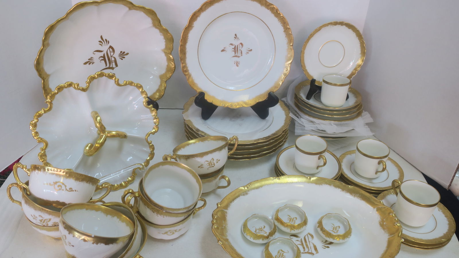 40 PC. Set of Limoges Dinnerware from LYCETT JEWELRY: (1 of 9)