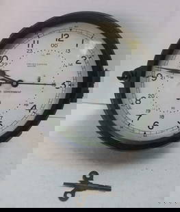 CHELSEA CLOCK COMPANY, US Navy Ships Clock:: CHELSEA CLOCK COMPANY, US Navy Ships Clock: US Government Serial Number 816418 with Hour Minute and Second Hands, Fast and Slow Adjustment. Cover Opens Up for access to Dial. Working Order with Key. V