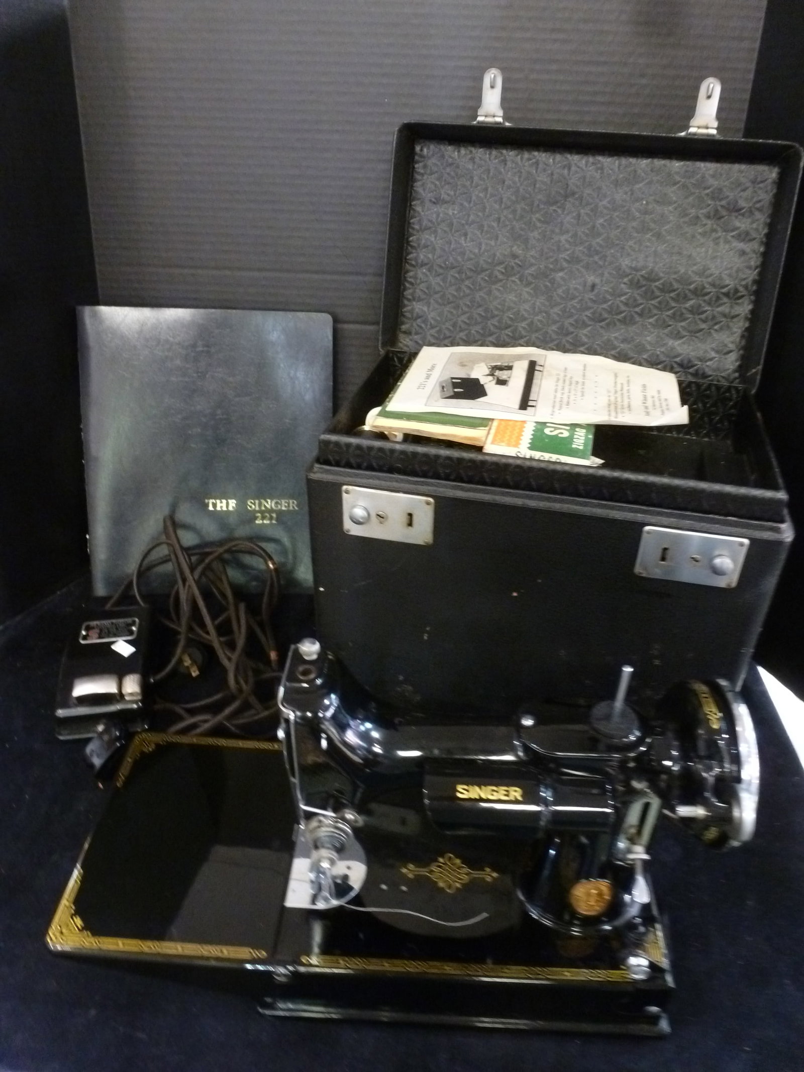 Rare SINGER 1935 Featherweight 221-1 Sewing Machine: (1 of 7)