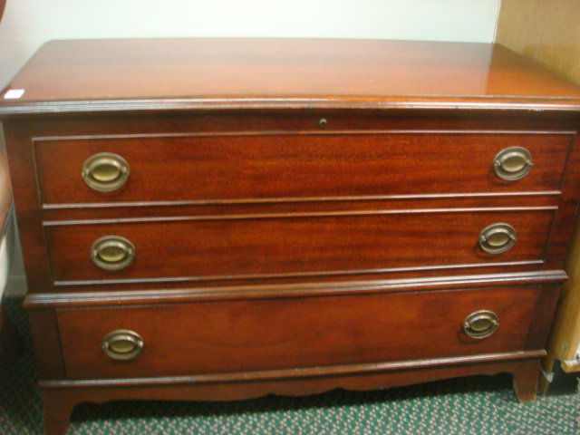 Mahogany Duncan Phyfe Style LANE Blanket Chest: Mahogany Duncan Phyfe Style LANE Blanket Chest: (150-300)