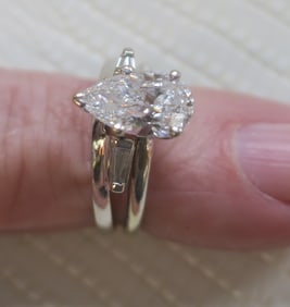 Ladies 1.8 CT Pear Chapped Brilliant-Cut Diamond Ring: