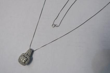 10 KT White Gold and Diamond Cluster Pendent w/Chain: