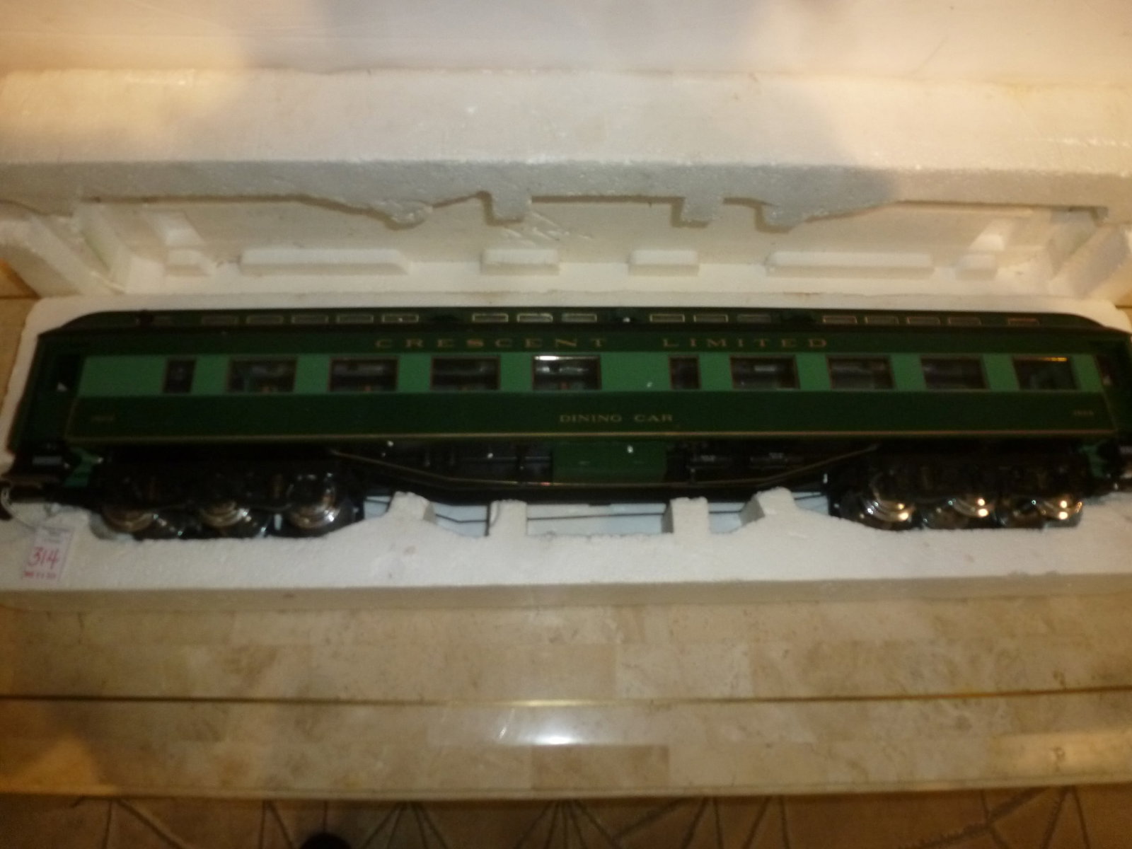 G Scale Heavyweight CRESENT LIMITED Dining Car:: G Scale Heavyweight CRESENT LIMITED Dining Car: Inside Detail with Dining Tables with Table Lamps and Replica Kitchen Equipment. Very Good Condition. No Box. (100-300)