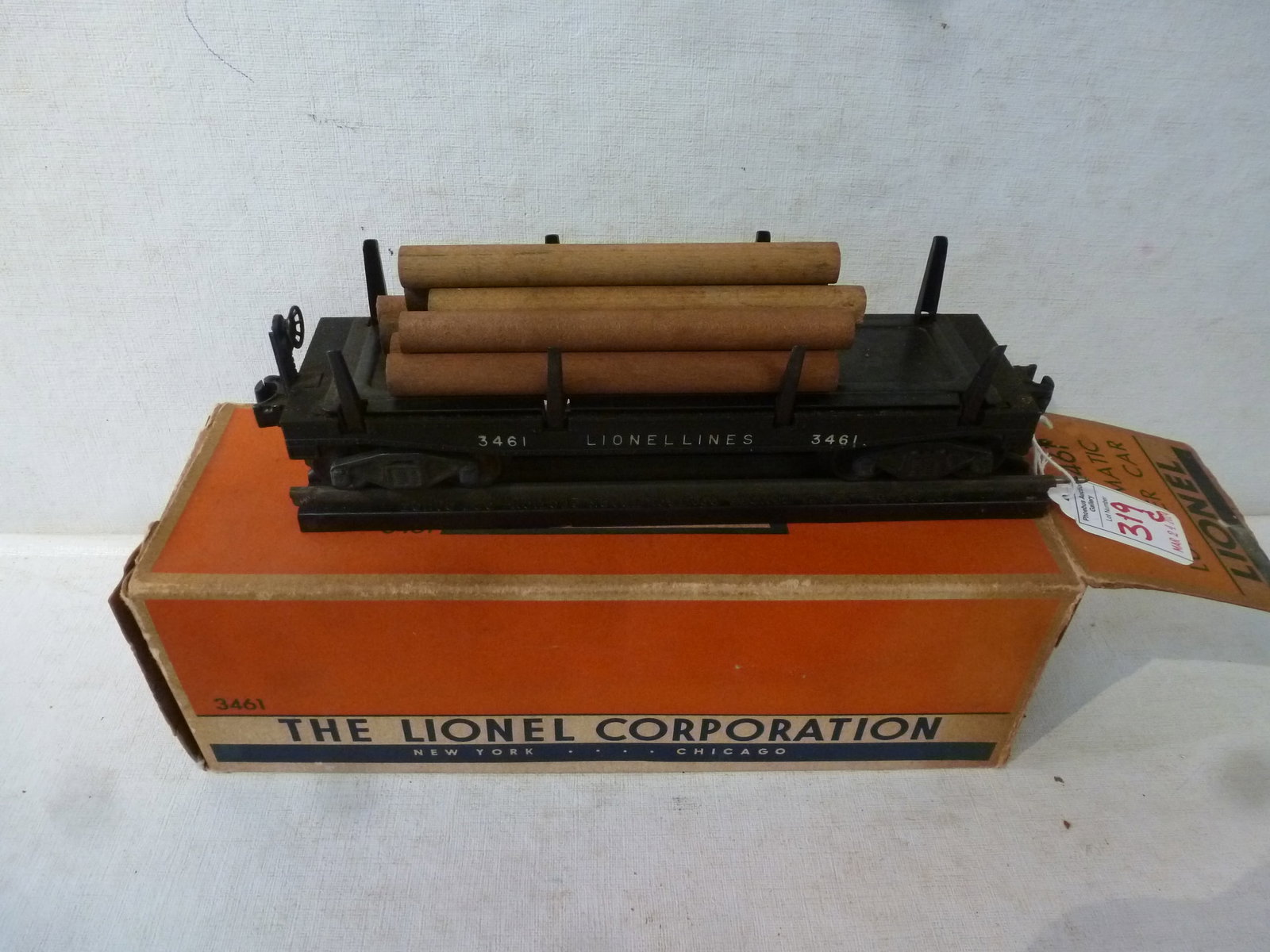 LIONEL TRAIN Automatic Lumber Car No 3461:: LIONEL TRAIN Automatic Lumber Car No 3461: With 6 Logs, CA 1950's with Box, Very Good Condition. (50-100)