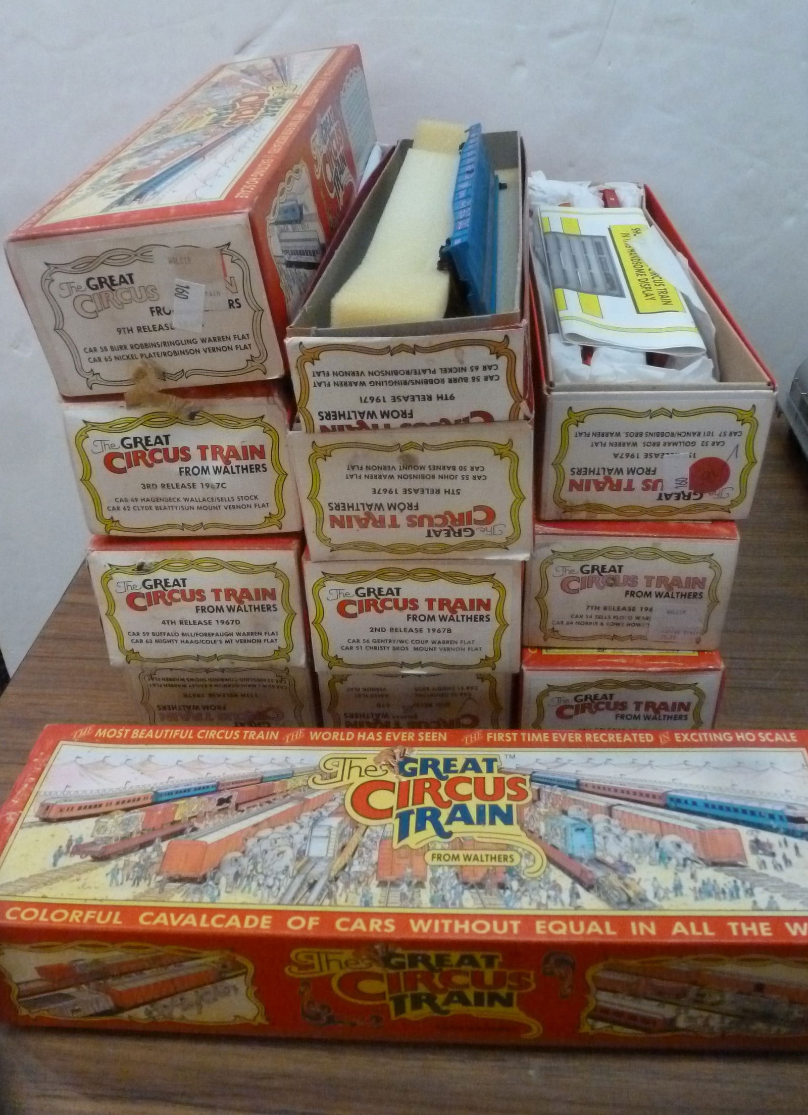 12 Kits "GREAT CIRCUS TRAIN", from WALTHER, HO Scale:: 12 Kits "GREAT CIRCUS TRAIN", from WALTHER, HO Scale: CA 1967, Kits to Make Circus Themed HO Flat Cars Each Kit has 2 Flatcars in American Circus Colors, This Lot includes a Dining Car "JANESVILLE". I