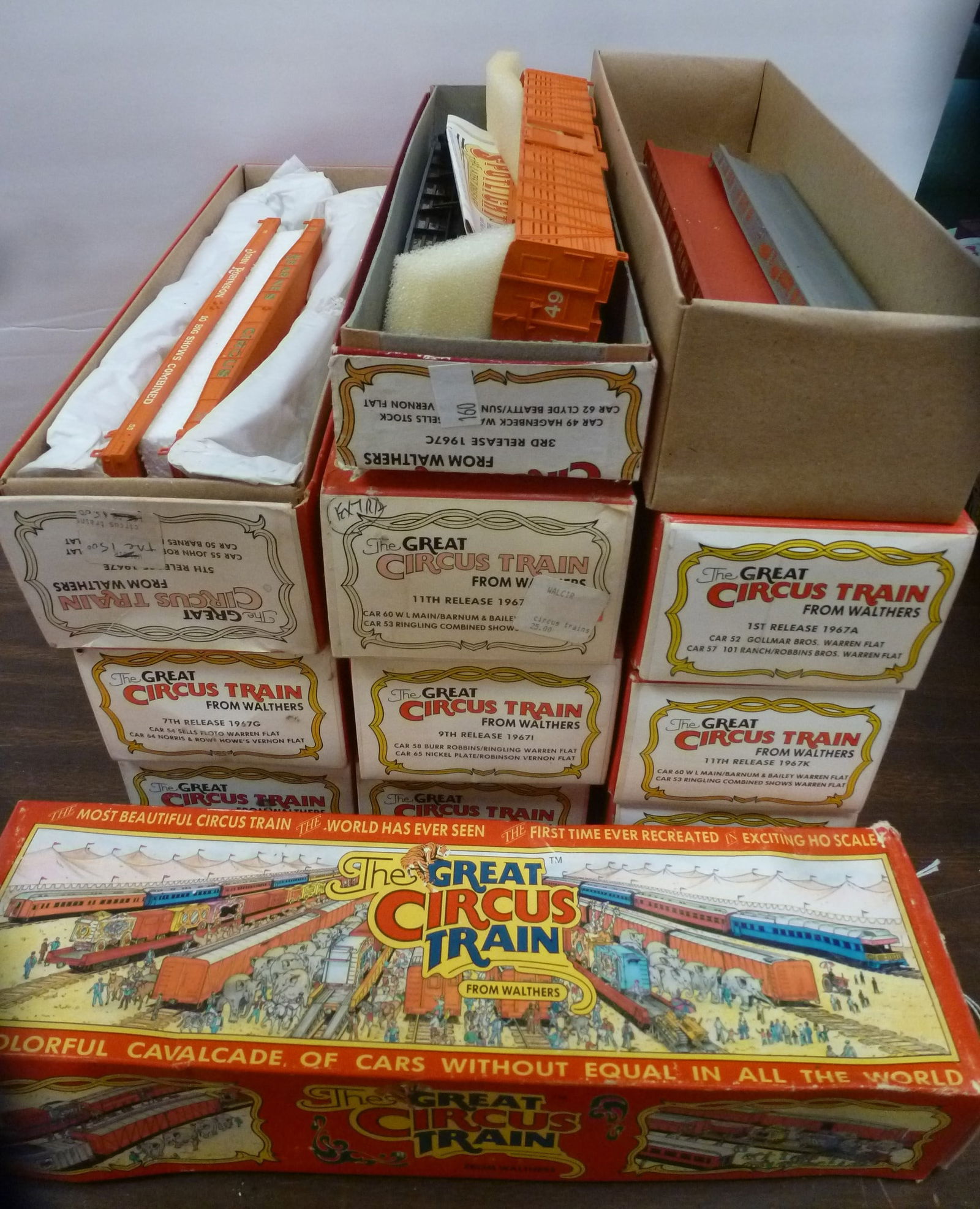 12 Kits "GREAT CIRCUS TRAIN", from WALTHER, HO Scale:: 12 Kits "GREAT CIRCUS TRAIN", from WALTHER, HO Scale: CA 1967, Kits to Make Circus Themed HO Flat Cars Each Kit has 2 Flatcars in American Circus Colors, This Lot includes a Dining Car JANESVILLE and