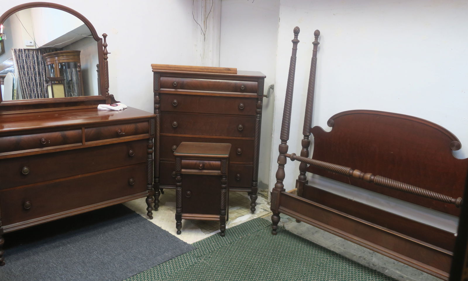 Five Piece THOMASVILLE CHAIR CO. Mahogany Bedroom Set: (1 of 6)