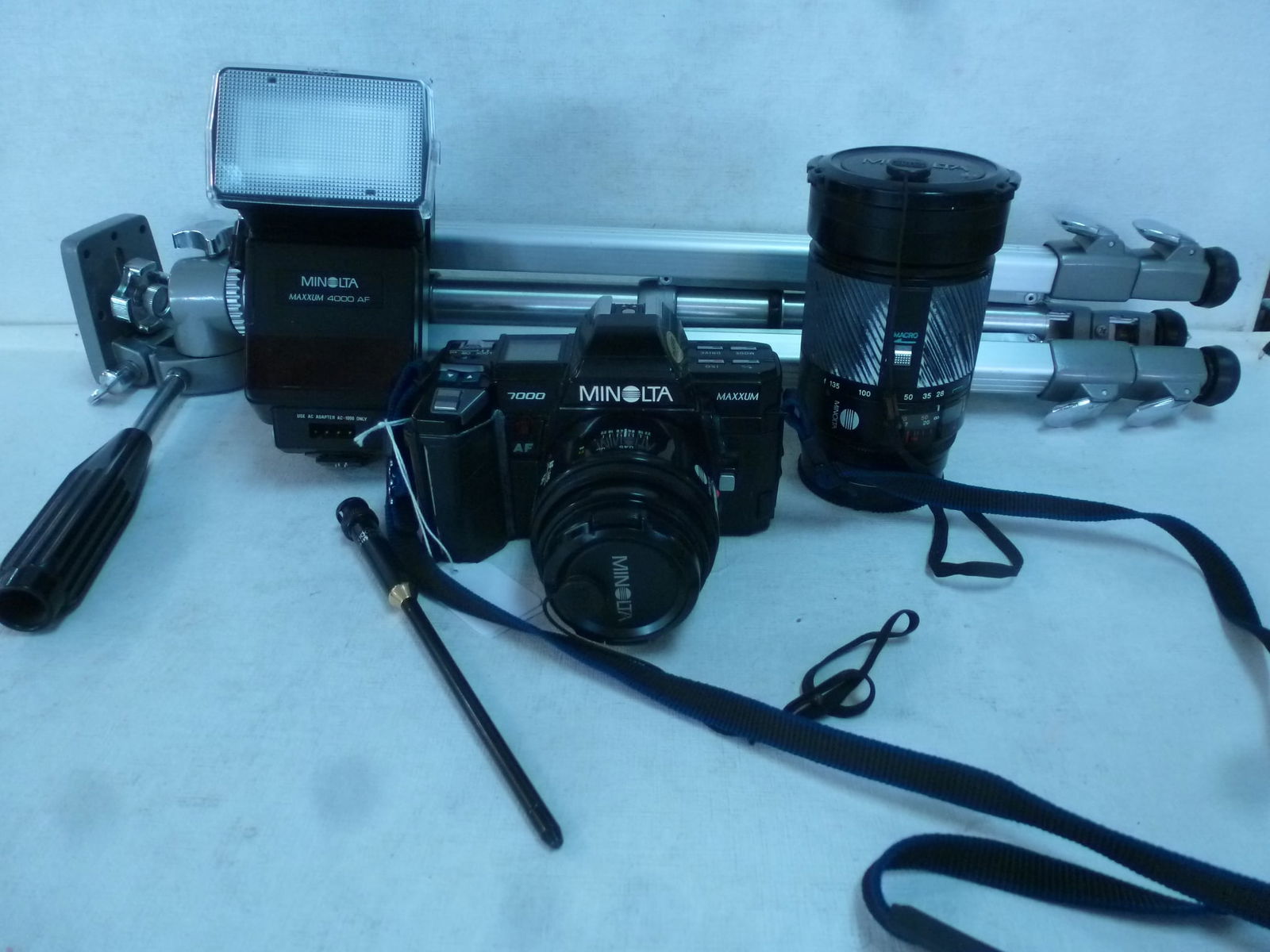 MINOLTA Maxxum 7000 35mm SLR Camera and Extras: (1 of 3)