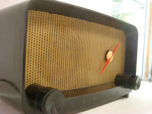 Vintage ZENITH Pacemaker Bakelite Tube Radio: Vintage ZENITH Pacemaker Bakelite Tube Radio: Model #5D810Y. CA 1949. Untested. Cord Needs Replacing. Metal Grill. 12 1/4"W, 6 7/8"T, 6 7/8"D. (50-80)
