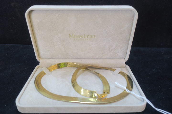 10Kt Yellow Gold Herringbone Necklace: (1 of 3)