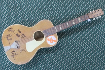 Vintage Guitar Signed by VERTICAL HORIZON Members: