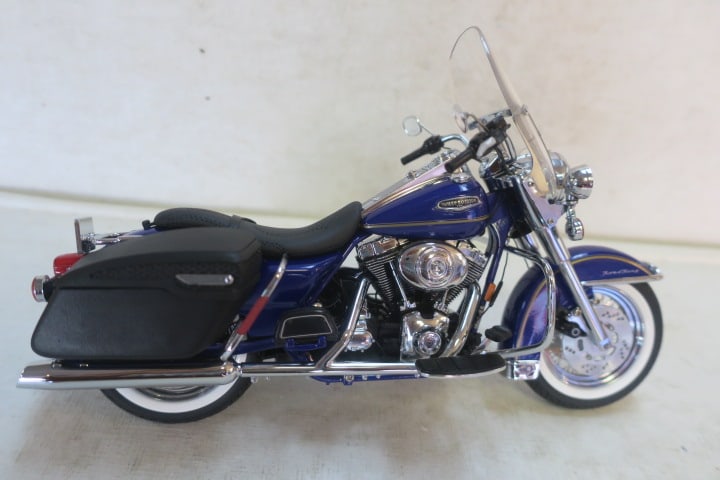 FRANKLIN MINT Harley Davidson 1999 Road King Custom: (1 of 3)