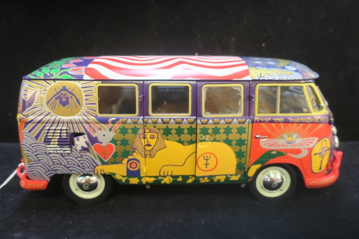 Model of Volkswagon Kombi Woodstock "LIGHT" Bus: (1 of 6)