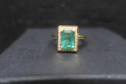 18KT Yellow Gold Emerald Ring: