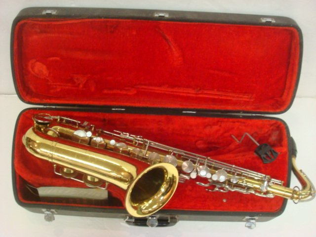 1949 KING CLEVELAND 615 Brass Tenor Saxophone:: 1949 KING CLEVELAND 615 Brass Tenor Saxophone: In Hard Case. Serial Number 300418. Made in Ohio. Brazed-in Tone Holes, Perfectone Mouthpiece, Neck Strap. Original Paperwork. Minor Scratches. (500-900)