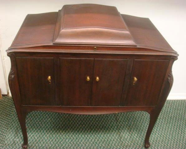 Rare 1921 Mahogany Case VICTOR VICTROLA 300: Rare 1921 Mahogany Case VICTOR VICTROLA 300: Hinged Center Domed Lid Opens to 12" Turntable with Winding Key on Side. Introduced in 1921. 4 Spring Motor. Comes with Record Index, Instructions, 78 Reco