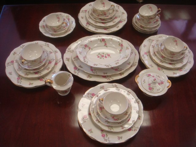Set THEODORE HAVILAND NEW YORK "Delaware" SVC for 7:: Set THEODORE HAVILAND NEW YORK "Delaware" SVC for 7: Four Piece Service for 7 with Extra Dinner and Salad Plates. Small and Medium Platters, Oval and Round Handled Vegetables, Covered Sugar and Open C