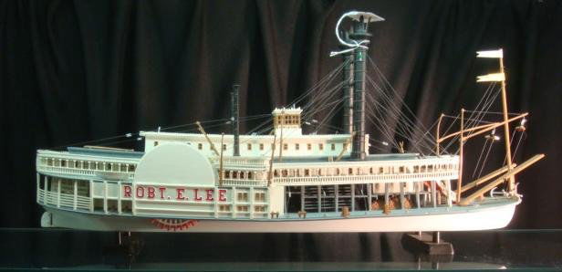 LUNDBERG Robert E Lee Steam Boat Model:: LUNDBERG Robert E Lee Steam Boat Model: Model of Mississippi Steam Boat of the Robert E Lee on Stand. 20 1/2"L, 6"W, 10 1/2"T. (40-60)