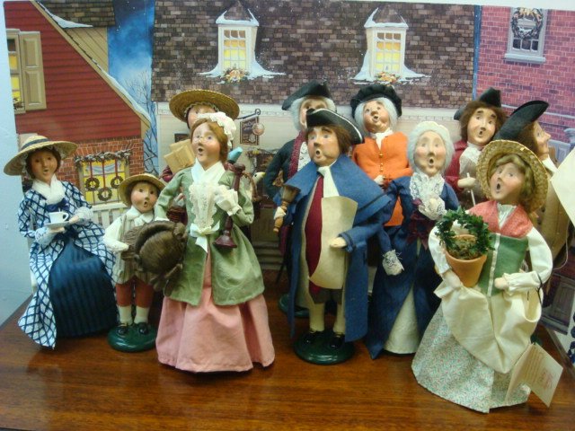 Eleven BYERS CHOICE Williamsburg Christmas Dolls:: Eleven BYERS CHOICE Williamsburg Christmas Dolls: From Colonial Williamsburg Foundation. Carolers and Historic Figures Dressed in Period Clothing. From 10" to 14". All Have Tags on Base. Includes Scen