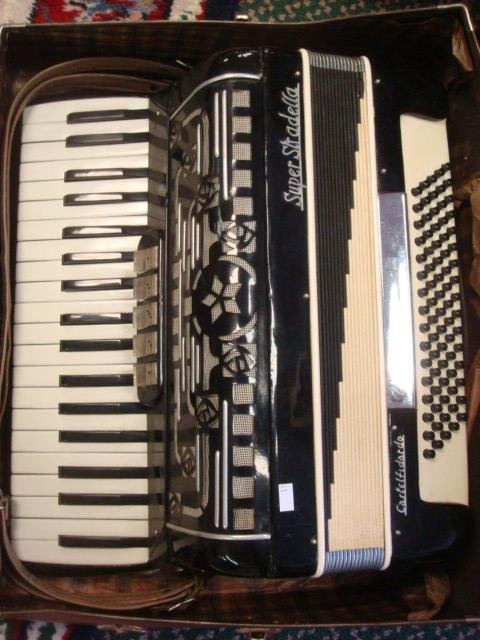 Italian Super Stradella Accordion in Case:: Italian Super Stradella Accordion in Case: Made in Castelfidardo, One of the Most Popular Factories in Italy. 80 Bass Buttons, 22 White and 15 Black Key. Includes Straps and Case. Referred to as Piano