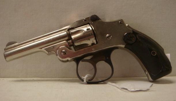 SMITH & WESSON 32 Revolver, "LEMON-SQUEZZER":: SMITH & WESSON 32 Revolver, "LEMON-SQUEZZER": Called the Lemon-Squeezer Because of the Grip Safety. 5 Shot 32 Cal Hammerless Revolver SN 222386 (Best for Concealed Carry) Nickel Finish with 3" Barrel.